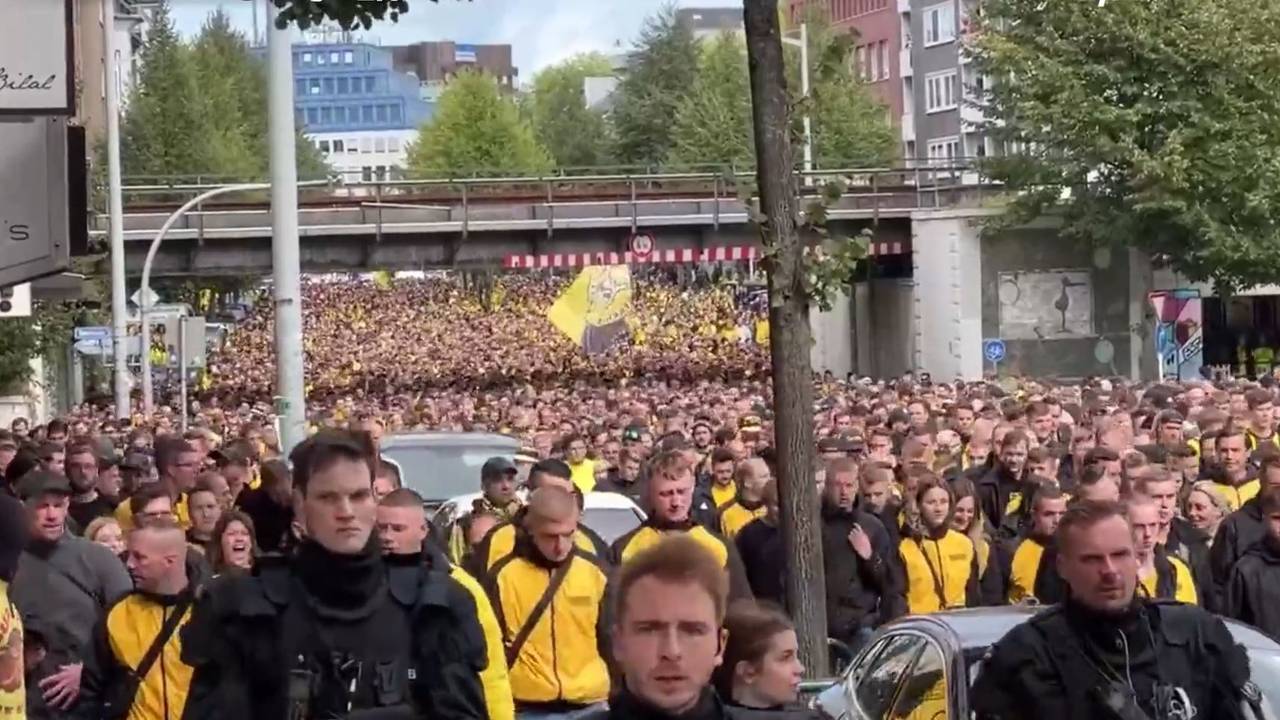 Revierderby: Tausende Fans von Borussia Dortmund ziehen durch die Stadt