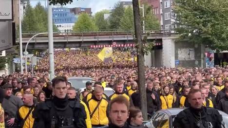 Am Samstag steigt das erste Revierderby mit vollem Stadion seit drei Jahren. Die BVB-Ultras stimmen sich auf dem Weg ins Stadion mit einem Fanmarsch ein.