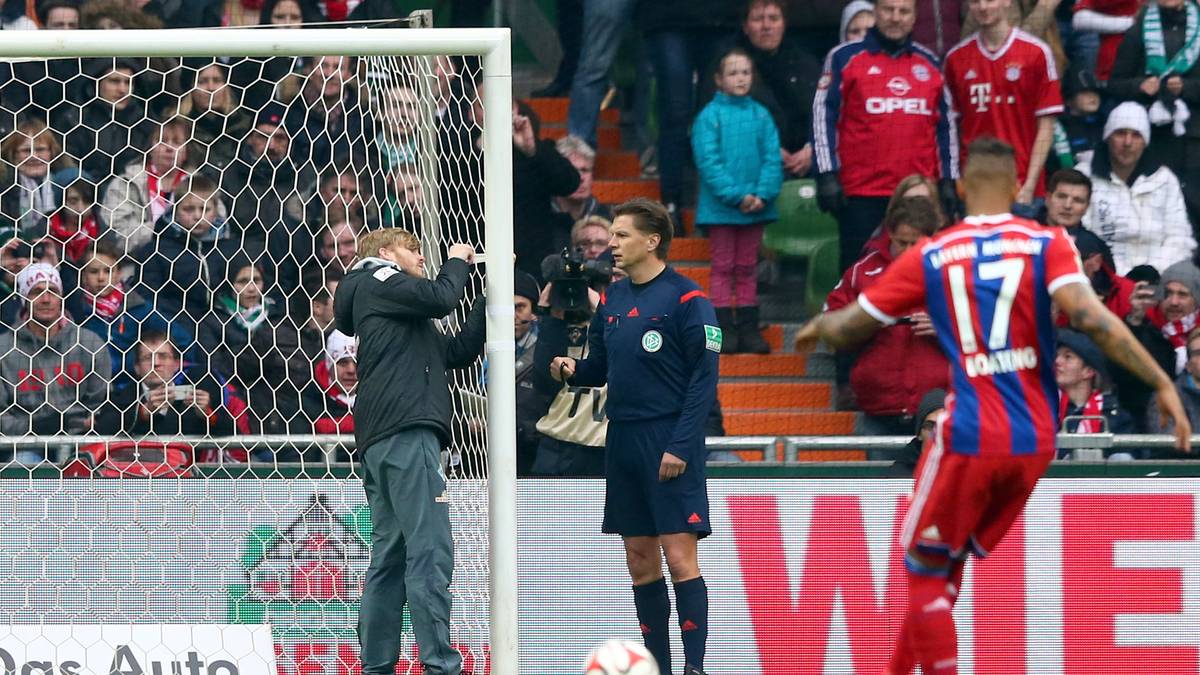 Gib Phantomtoren keine Chance! Bevor es losgehen kann, lässt Schiedsrichter Thorsten Kinhöfer das Tornetz richten. Der Anpfiff verzögert sich um einige Minuten