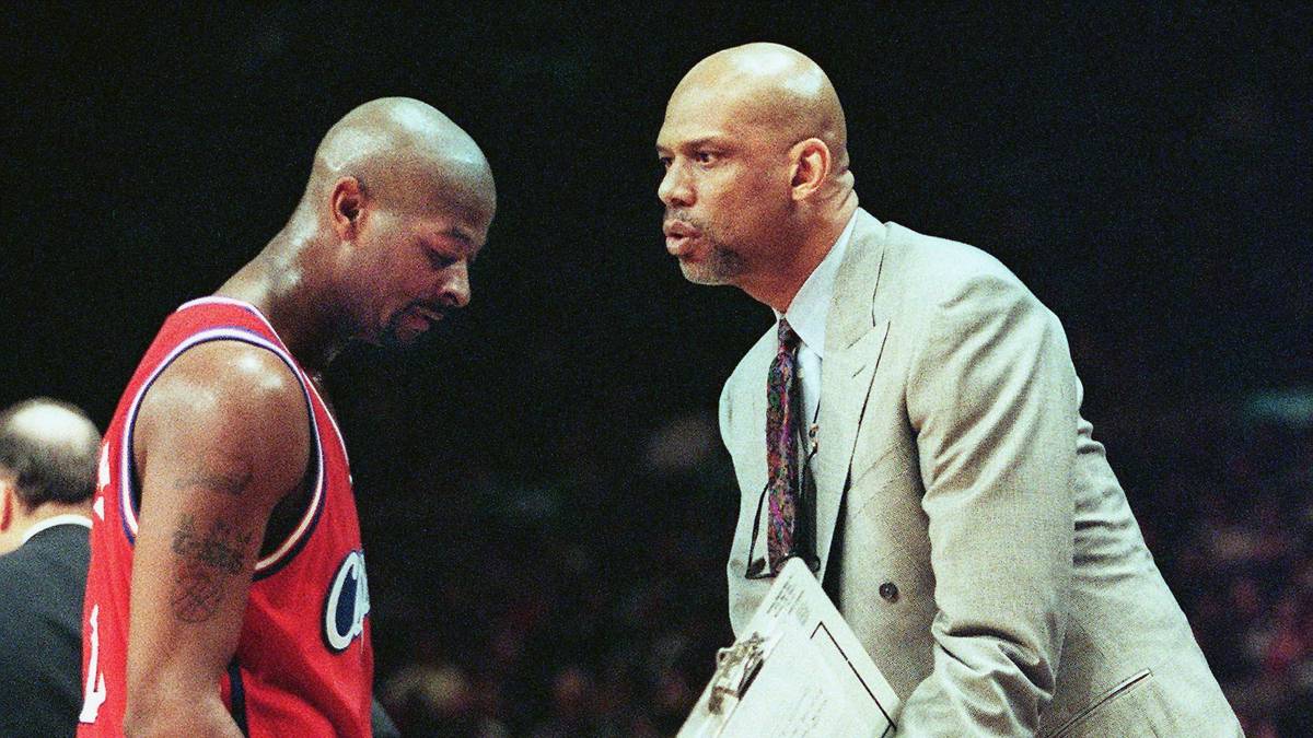 Nach dem Ende seiner aktiven Laufbahn blieb Abdul-Jabbar dem Basketball treu. Nach Jobs als Co-Trainer bei den L.A. Clippers (Bild) und Seattle Sonics kehrte er 2005 zu den Lakers zurück. Als Assitent von Phil Jackson kümmerte er sich um die Big Men