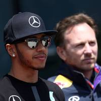 In der Formel 1 scheint Mercedes aktuell Welten von Red Bull zu trennen. Grund genug für Spekulationen um Lewis Hamiltons Zukunft, die Toto Wolff selbst angeheizt hat. Von Red Bull gibt es nun aber eine Abfuhr.