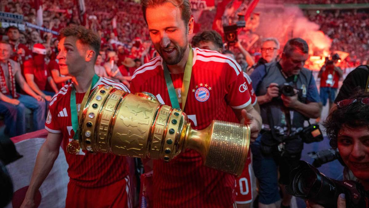 Kane genießt es mit fast verträumtem Blick, den Pott endlich in Händen zu halten
