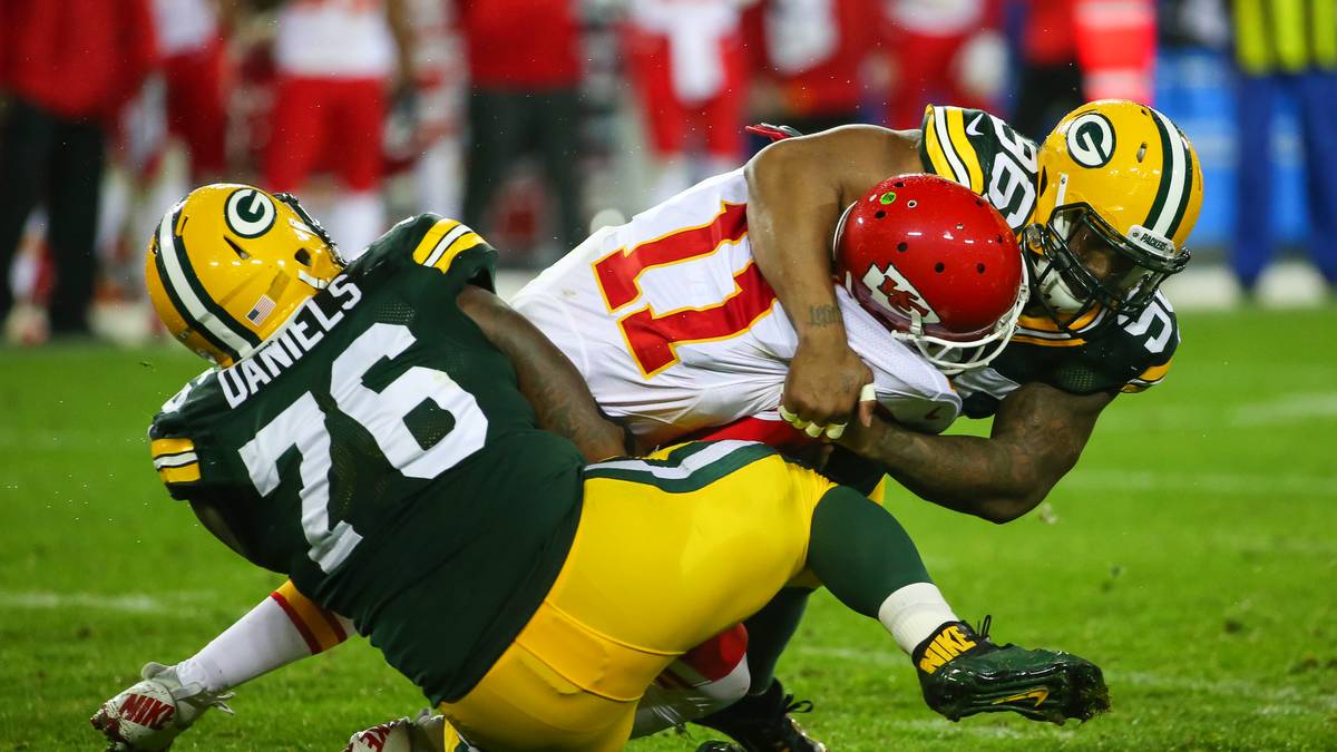 Sein Gegenüber Alex Smith kriegt dagegen mächtig auf die Knochen. Ganze sieben Mal wird der Leader der Chiefs gesackt