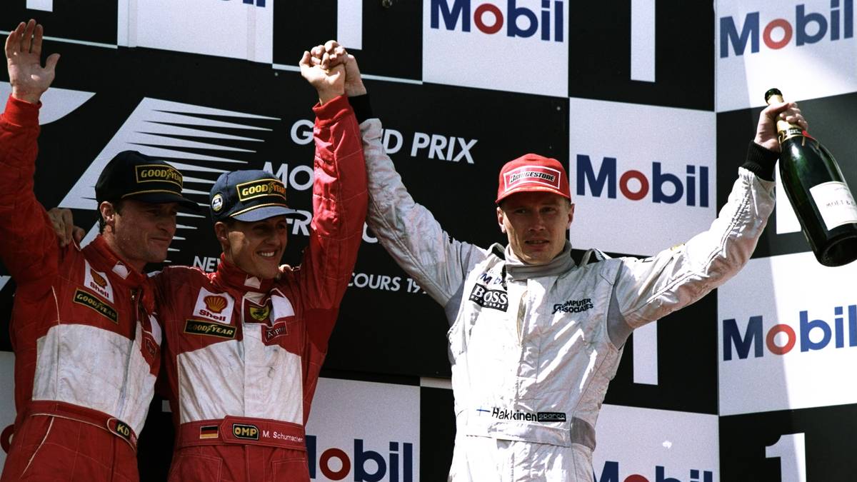 1999: Im letzten Saisonrennen sichert sich Häkkinen (r.) mit dem Sieg beim Großen Preis von Japan in Suzuka erneut den WM-Titel. Platz eins in der Konstrukteurswertung sichert sich dieses Mal aber Ferrari mit Eddie Irvine (l.) und Michael Schumacher (M.)