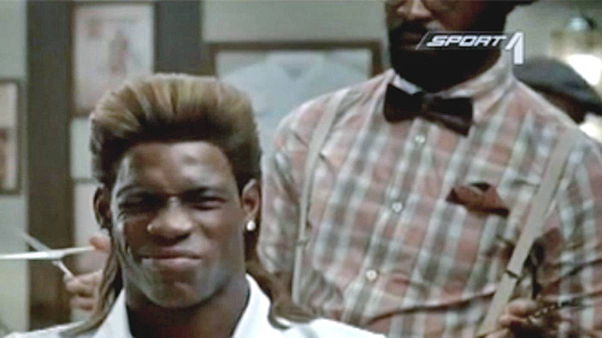 Doch der Italiener kann auch lustig sein. In einem Werbespot lässt er sich eine ganze Palette an tollkühnen Frisuren schneiden, die allesamt an große Fußballer erinnern
                  
                  