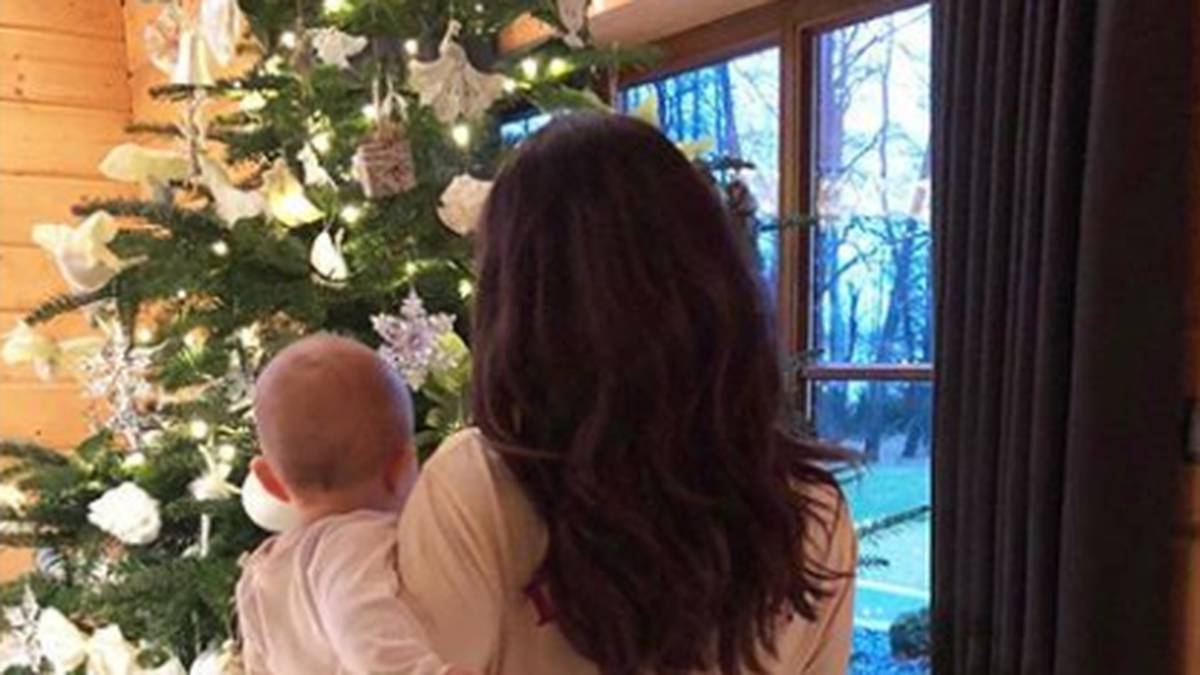 Da staunt auch Töchterchen Klara, die ihr erstes Weihnachtsfest feiert