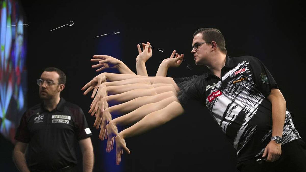 Der junge Niederländer Gian van Veen hat 2024 einen kometenhaften Aufstieg hingelegt. Der 22-Jährige hat seine Entwicklung mit Siegen über Stars wie Josh Rock und Stephen Bunting unter Beweis gestellt. Beim Grand Slam of Darts zeigte er Nervenstärke und spielte konstant hohe Averages, was ihn zu einem ernstzunehmenden Gegner macht. 