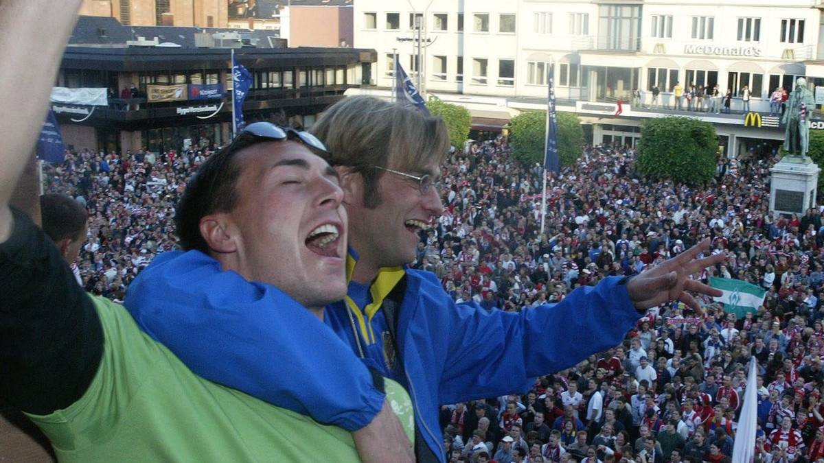 Bei der anschließenden Feier in der Mainzer Innenstadt gibt der Trainer Gas