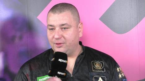 Boris Krcmar wirft Dirk van Duijvenbode aus dem Turnier und ist im Siegerinterview sichtlich emotional.