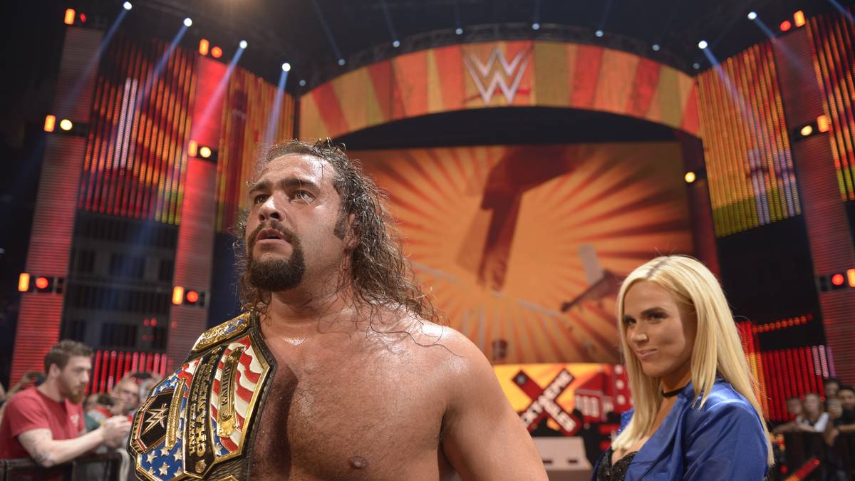 Rusev gewinnt das Match und feiert den Gürtelgewinn an der Seite von Managerin Lana