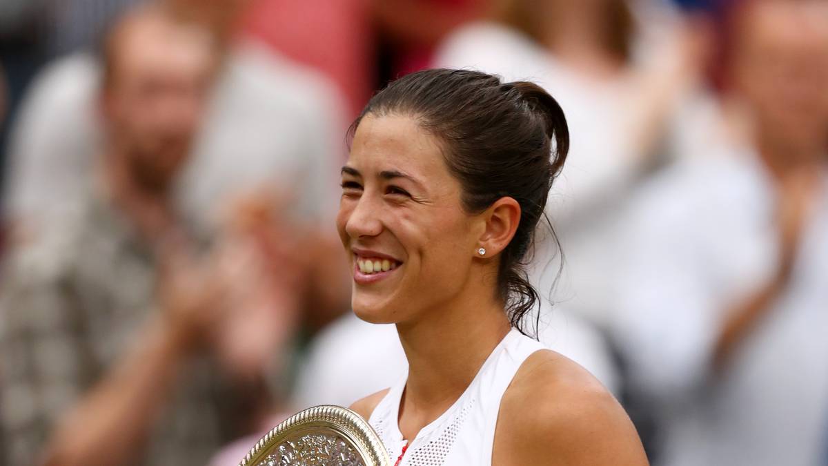 Mit der Venus Rosewater Schale in der Hand kann Muguruza dann aber wieder strahlen