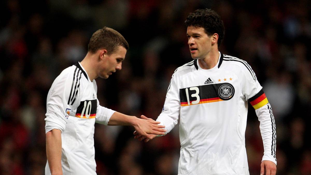 Per Mertesacker greift schlichtend ein, am Ende geben sich beide die Hand. Podolski entschuldigt sich, sein Verhalten hat deshalb keine Konsequenzen