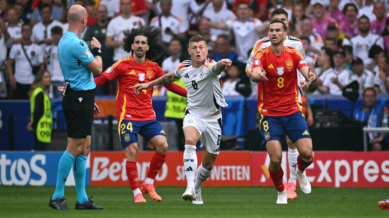 Toni Kroos (Mitte) haderte im EM-Viertelfinale gegen Spanien mit dem Schiedsrichter, der bei einer strittigen Szene mit Marc Cucurella (Spanien, Nr. 24) nicht auf Elfmeter entschied 