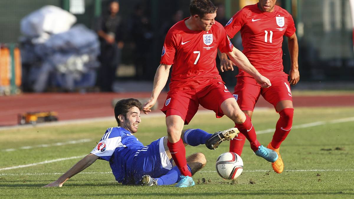 Die Engländer erwischen gleich einen guten Start. Nach 13 Minuten...