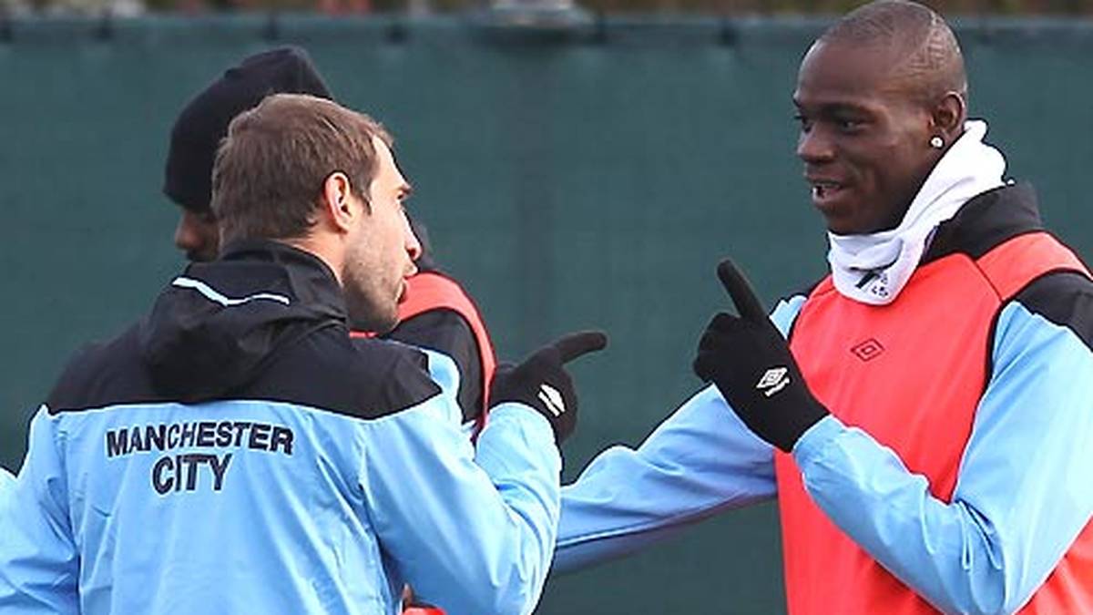 Sollte Balotelli aber nicht nur seine Streitigkeiten - wie hier mit Ex-City-Kollege Pablo Zabaleta - fortführen, sondern auch seine permanenten Frisurwechsel, könnte bald auch seine Haarpracht in die Fußball-Geschichte eingehen
                  
                  