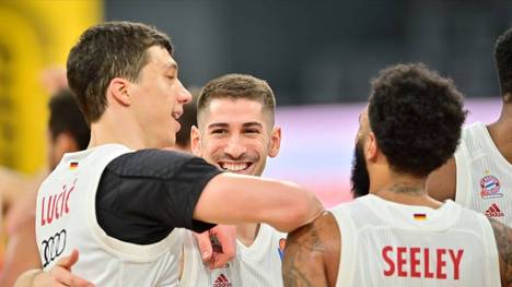 Bayerns Basketballer feiern einen knappen Sieg in Bamberg