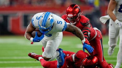 NFL, American Football Herren, USA Houston Texans vs Detroit Lions, November 10, 2024 Detroit Lions running back David Montgomery (5) is tackled on a carry during an NFL game between the Texans and the Lions on November 10, 2024 in Houston, Texas. The Lions won, 26-23, on a walk-off field goal. Copyright: xBEAUTIFULxSPORTS Colemanx