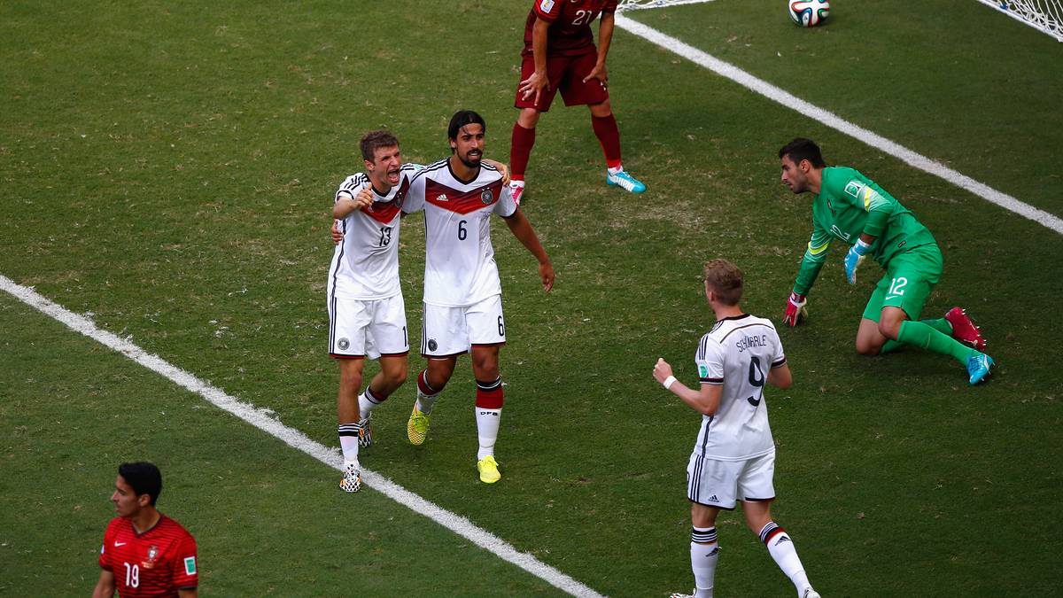 Mit seinem Vertrauen in Müller behält der Bundestrainer aber Recht: Denn zum Auftakt der Titel-Mission in Brasilien folgt Müllers bestes Länderspiel seiner Karriere. Mit drei Toren schießt er Portugal um Cristiano Ronaldo im Alleingang ab