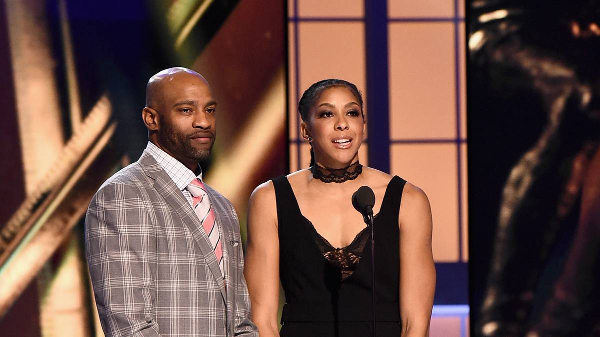 Vince Carter nimmt sich ein Beispiel an Legende Abdul-Jabbar und macht mit diesem Anzug im Tapeten-Look keinen Hehl aus seinen 40 Lenzen