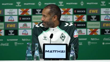 Mit verschiedenen Jugendwörtern versucht ein Reporter, Werder-Trainer Daniel Thioune die heutige Jugendsprache näherzubringen. Der Coach nimmt es mit Humor.