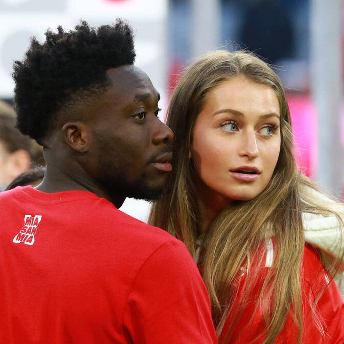 Alphonso Davies und seine ebenfalls im Fußball aktive Freundin Jordyn Huitema haben sich getrennt. Der Bayern-Star bestätigt die Gerüchte - und stellt sich gegen böse Spekulationen.