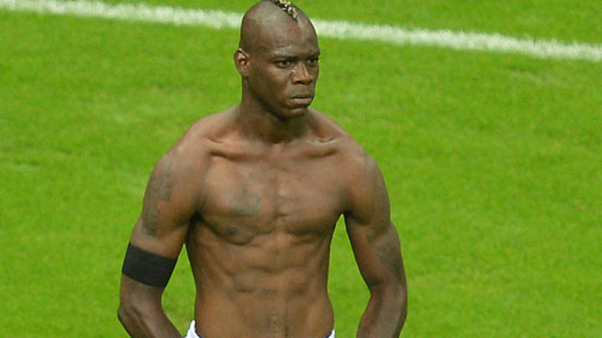 Dieses Bild ist bereits Fußball-Historie. Mit seinem Doppelpack bei der EM 2012 wirft Balotelli die DFB-Elf im Halbfinale aus dem Turnier. Seine Pose nach dem Treffer zum 2:0 ist legendär - und wird zum heißbegehrten Motiv in Videos und Bildmontagen
                  
                  