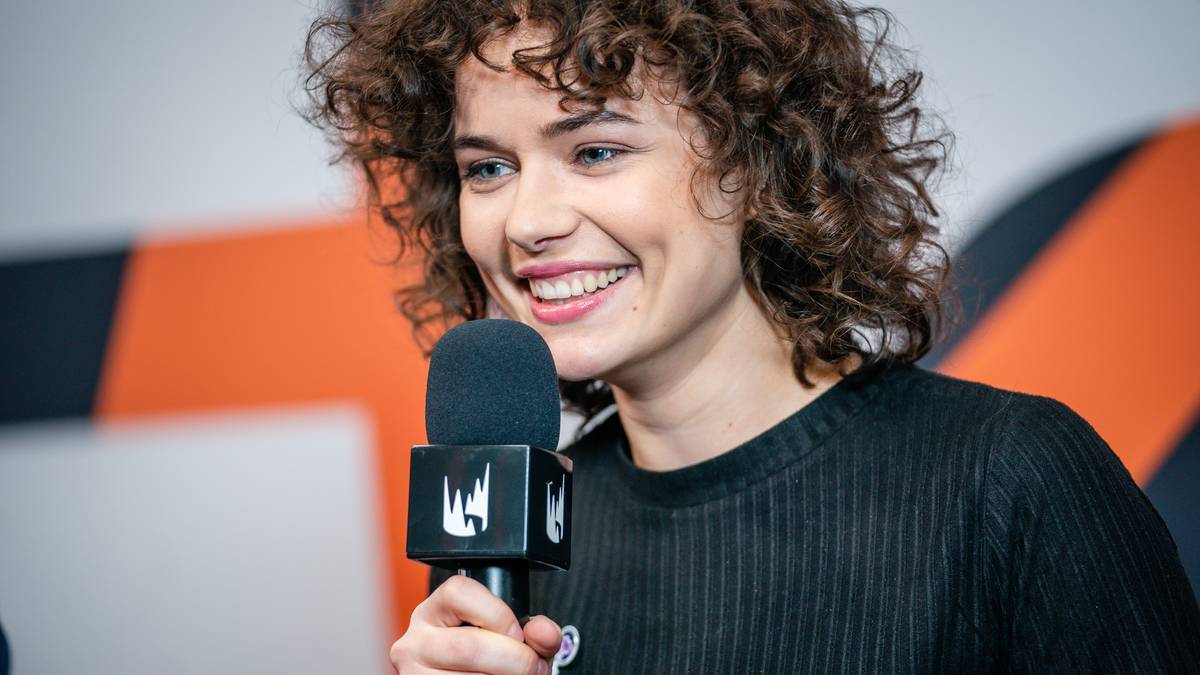 Frankie Ward - Moderatorin: Die britische Interviewerin Frankie Ward ist hauptsächlich bei CS:GO-Übertragungen zu sehen. In der achten Woche des LEC Spring Splits ist sie das erste Mal auch in einem LoL-Streams aufgetreten