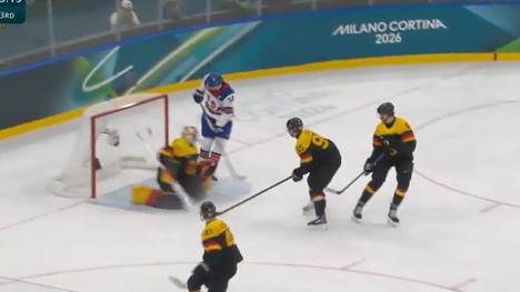 Das deutsche Eishockey-Nationalteam um Kapitän Leon Draisaitl ist gegen den Mitfavoriten USA chancenlos und kassiert eine deutliche 1:5-Niederlage. Damit muss das DEB-Team den Umweg über die Qualifikation ins Viertelfinale nehmen.