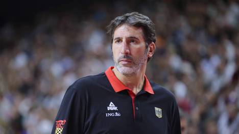 DBB-Coach Alex Mumbru fällt mit einem Infekt zu EM-Auftakt aus. Dabei wird er von seinem Co-Trainer Alan Ibrahimagic vertreten. Dieser gibt auch ein Update zu Mumbru und dem Team.