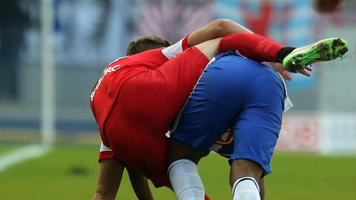 Auch Ronny (r.) probiert es gegen Maximilian Philipp mit einer härteren Gangart.