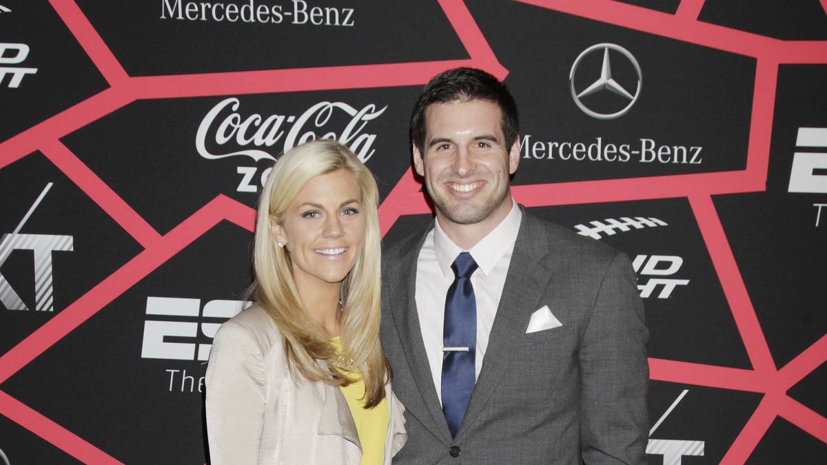 2012 heiratete Christian Ponder, ehemaliger Quarterback der San Francisco 49ers, die "ESPN"-Reporterin Samantha Steele. 
Sie zählt zu den populärsten Field-Reporterinnen in den USA...
