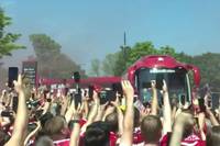 Die Fans des FC Liverpool bereiten Jürgen Klopp vor seinem letzten Spiel einen denkwürdigen Empfang an der Anfield Road. Hunderte Reds sorgen bei der Busankunft für eine große Kulisse.