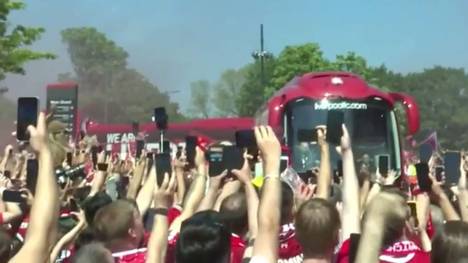 Die Fans des FC Liverpool bereiten Jürgen Klopp vor seinem letzten Spiel einen denkwürdigen Empfang an der Anfield Road. Hunderte Reds sorgen bei der Busankunft für eine große Kulisse.
