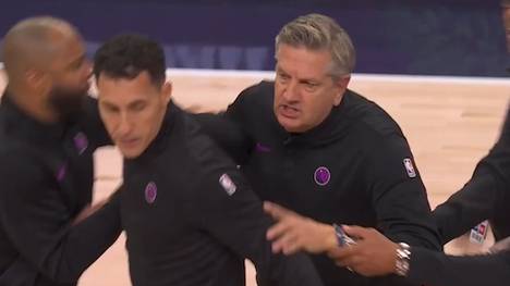 Bei den Minnesota Timberwolves gegen die Oklahoma City Thunder kommt es zu einer Aufregerszene. Chris Finch muss tief in die Tasche greifen - doch ein Star zeigt sich davon unbeeindruckt. 