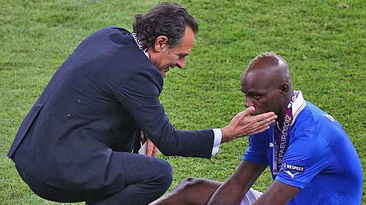 Im Finale unterliegt die Squadra Azzurra allerdings Spanien mit 0:4. Nationalcoach Cesare Prandelli tröstet seinen Halbfinal-Helden
                  
                  