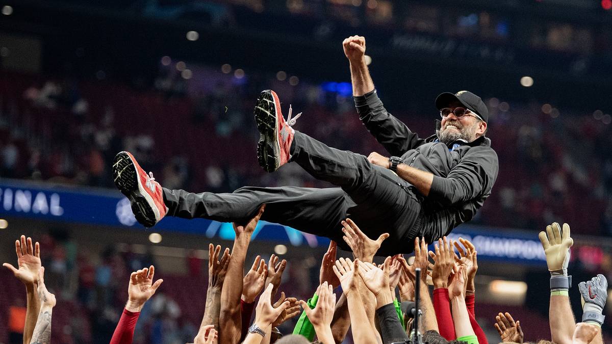 Die Zurückhaltung auf dem Transfermarkt hat Klopp im Laufe der Jahre abgelegt, den Kader auf diese Weise mit Schlüsselspielern wie van Dijk und Alisson optimiert. Genauso zehrt er aber auch von Glücksgriffen wie Robertson. Das Gerüst für eine erfolgreiche Zukunft steht jedenfalls