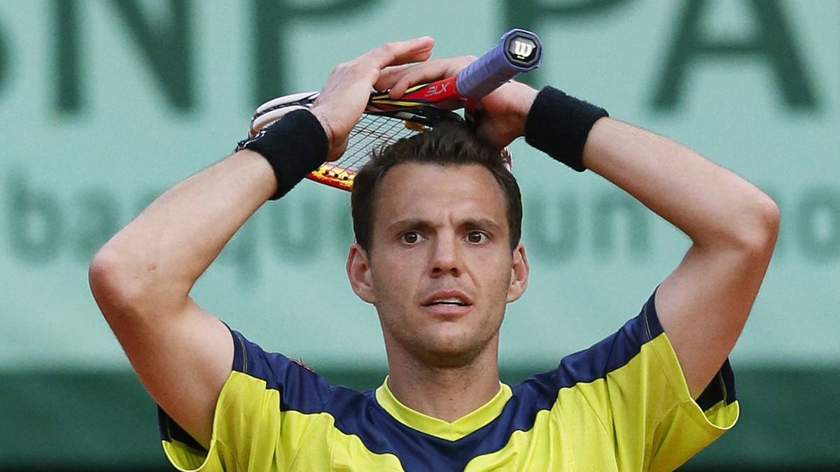 In Satz fünf will die Entscheidung einfach nicht fallen. Als dann Mathieu endlich seinen Matchball zum 18:16 verwandelt, kann er es selbst nicht glauben, dass das Match vorüber ist. 5:41 Stunden dauerte das Duell in Rolland Garros. Es ist das zweitlängste French-Open-Match der Geschichte