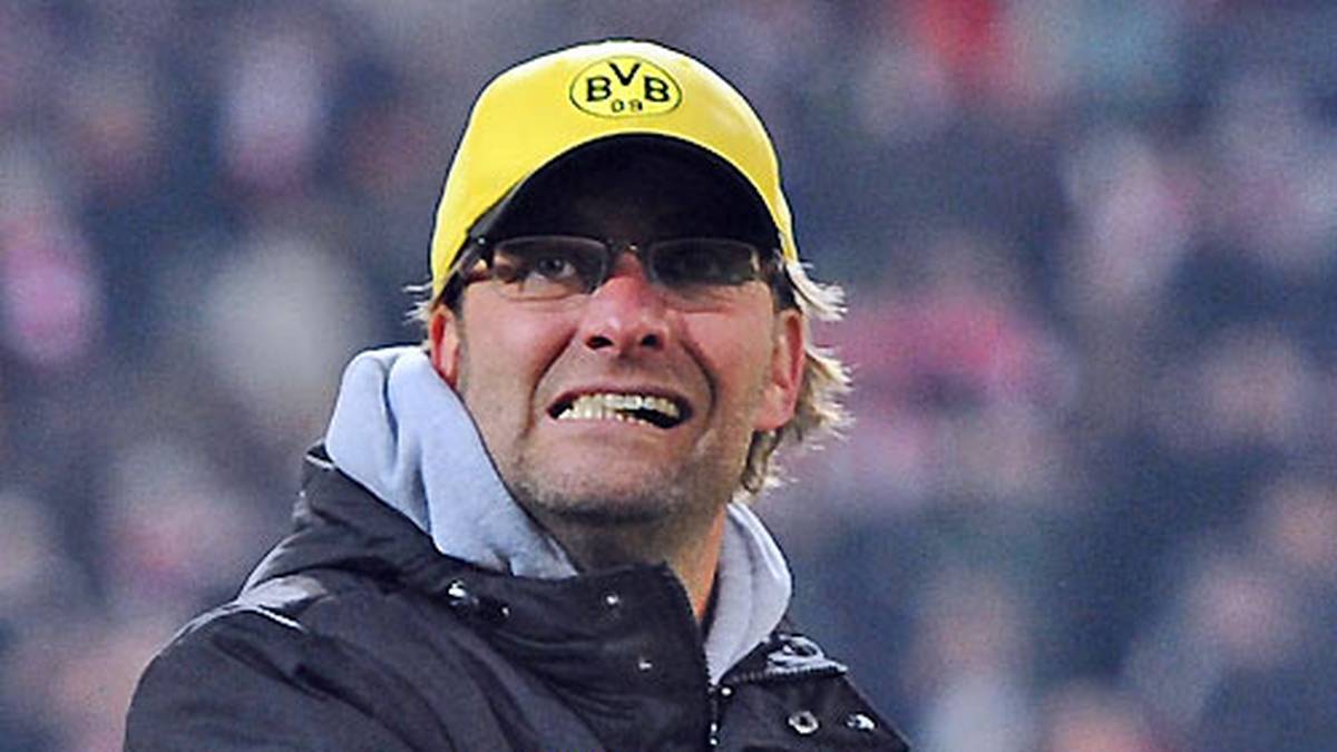 Nicht ganz so glimpflich endet für den BVB-Coach sein Jubellauf nach dem im Elfmeterschießen gewonnenen Pokalspiel bei Fortuna Düsseldorf im Dezember 2011. In die Freude über das Weiterkommen mischt sich sichtbar auch der Schmerz über den erlittenen Muskelfaserriss