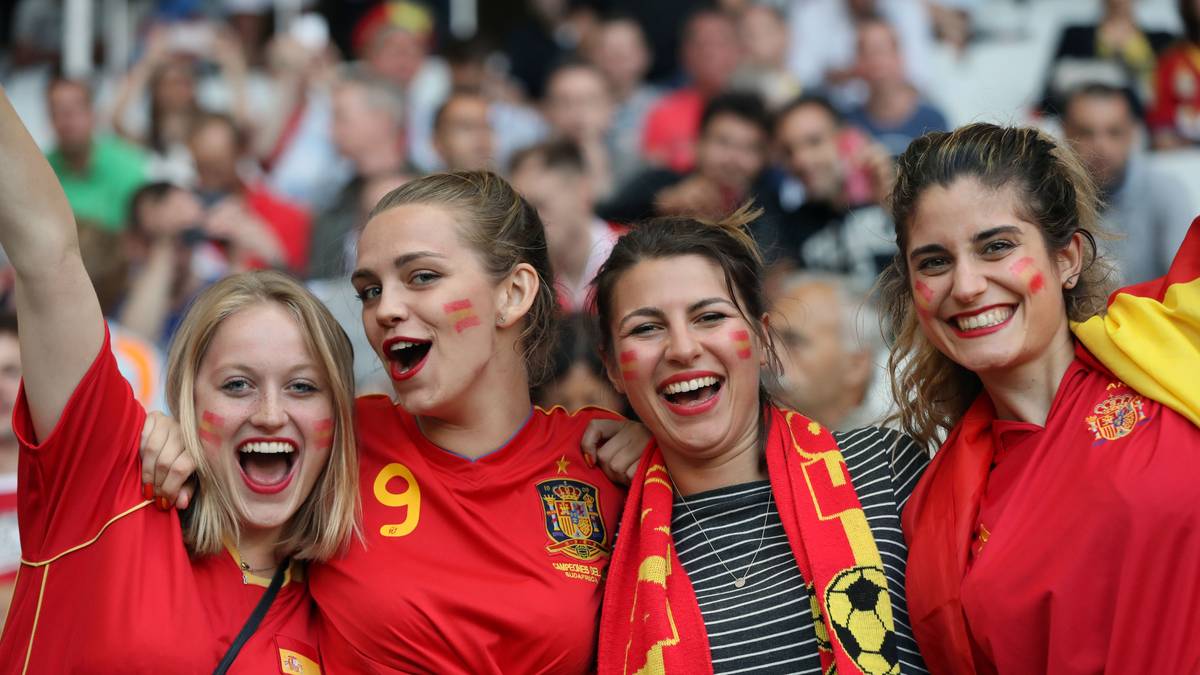 Titelverteidiger Spanien fertigt die Türkei mit 3:0 ab. Kein Wunder also, dass die spanischen Fans bester Laune sind