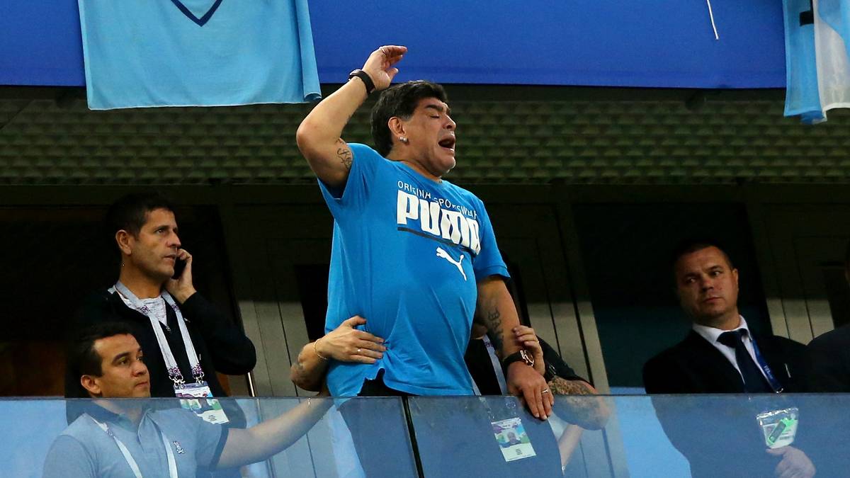 Lautstark feuert er seine Mannschaft an und klettert immer höher...