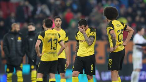 Die Spieler von Borussia Dortmund verlassen den Rasen in Augsburg mit hängenden Köpfen
