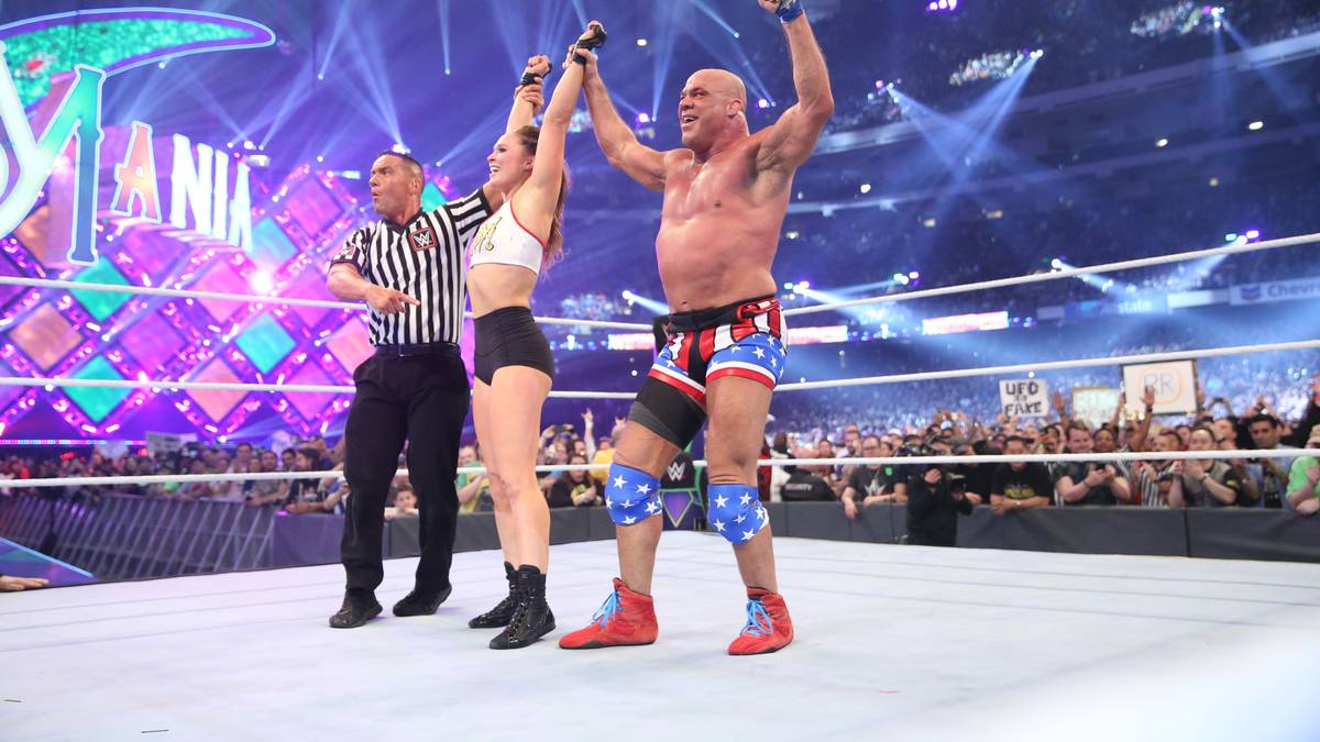 Rousey feiert mit ihrem Mixed-Partner, dem WWE-Hall-of-Fame-Mitglied und Ringer-Olympiasieger Kurt Angle