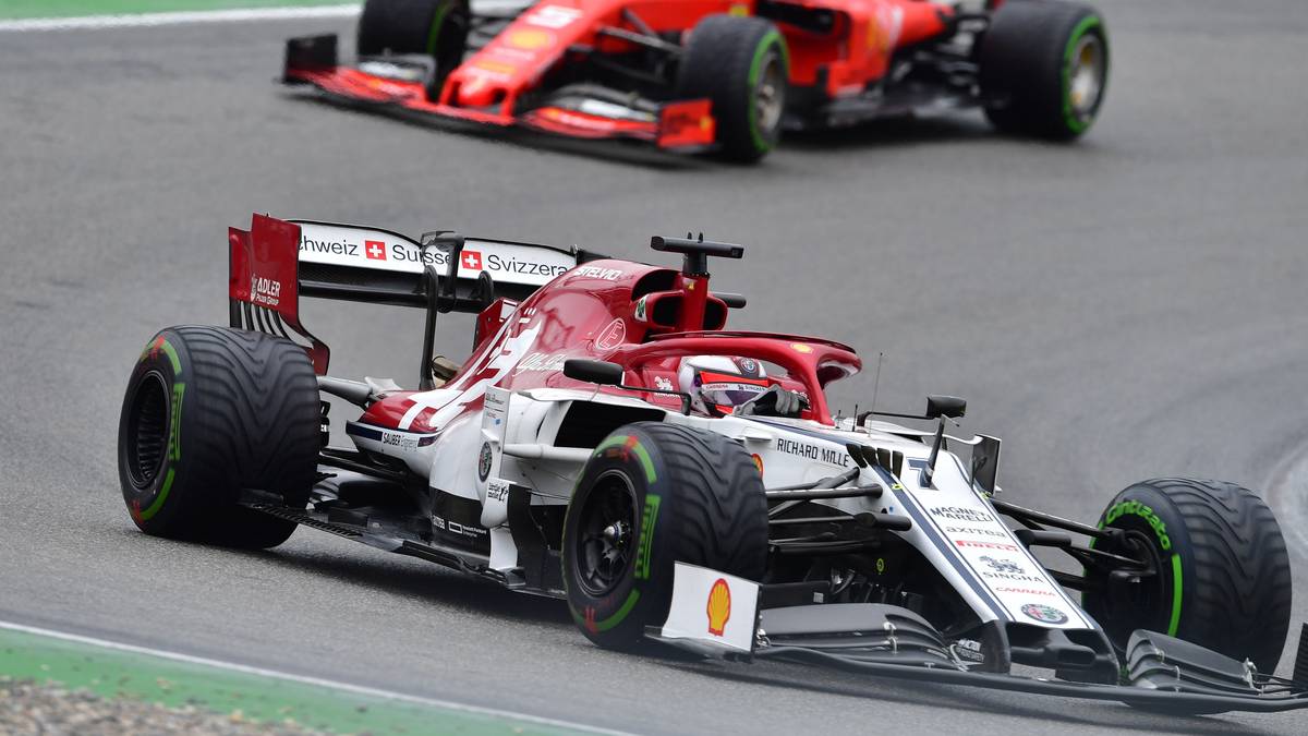 Schuld sind 30 Sekunden-Strafen wegen Benutzung der Kupplung beim Start im Nassen mit Traktionskontroll-Effekt. Eigentlich verboten! Das Team will vielleicht protestieren. Die Chance, damit durchzukommen, ist gering. Wie es aussieht, hat ALFA ROMEO sich verpokert. Wenn nicht tatsächlich eine nicht berechenbare Fehlfunktion vorliegt