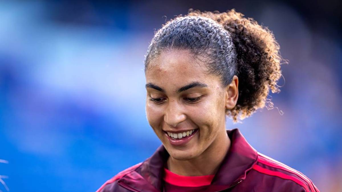 Mit 20 Jahren ist sie das Küken im Kader. Ihren letzten Geburtstag wird sie gut in Erinnerung haben. Damals erzielte Cora Zicai, eine Sportsoldatin, ihr erstes Länderspieltor - und das bei ihrem Debüt in der Nationalmannschaft. 