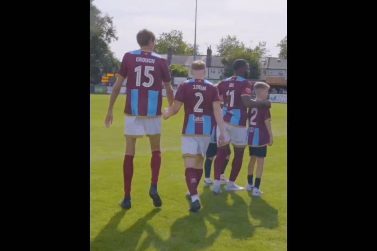 Ein über zwei Meter großes Einlaufkind? Der ehemaliger Fußballprofi und heutige TV-Experte Peter Crouch löst seine Wettschulden ein.