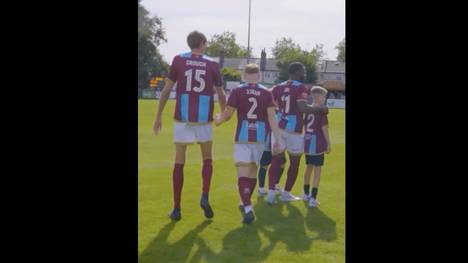 Ein über zwei Meter großes Einlaufkind? Der ehemaliger Fußballprofi und heutige TV-Experte Peter Crouch löst seine Wettschulden ein.