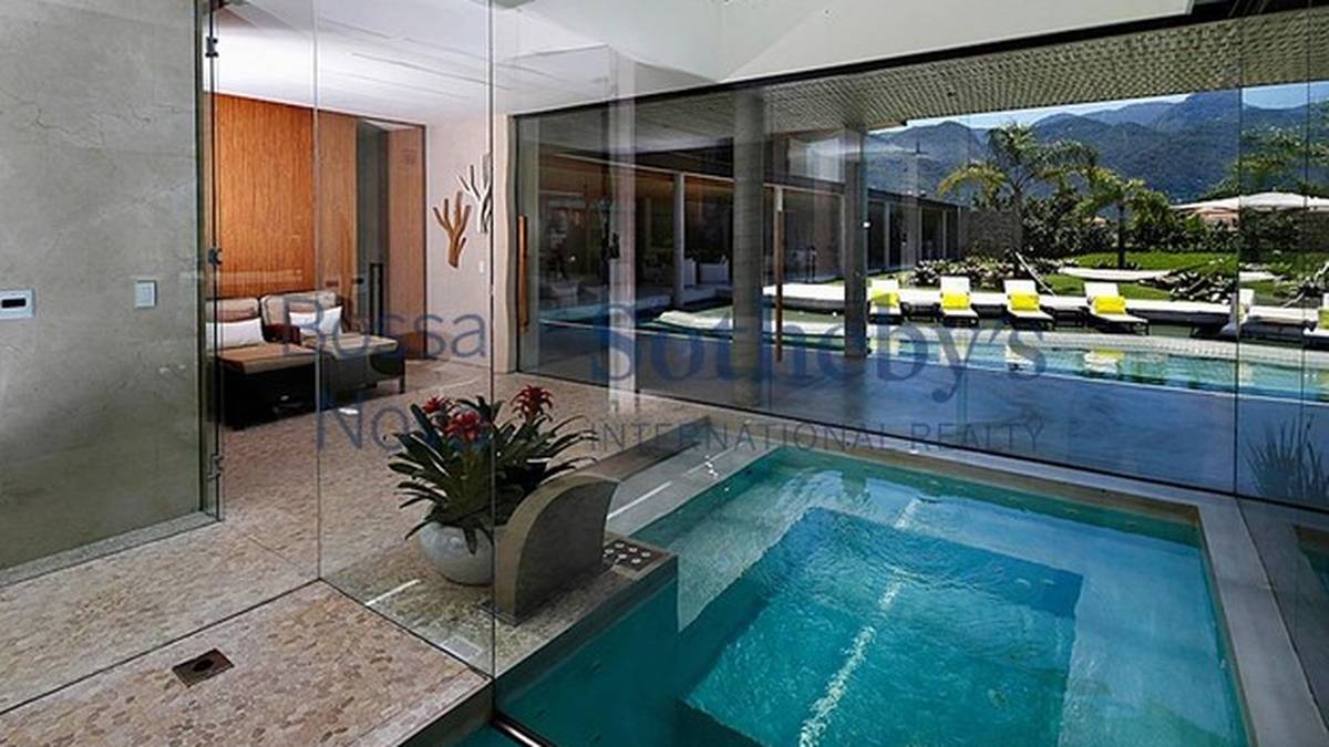 Geplanscht werden kann im Pool - drinnen und draußen