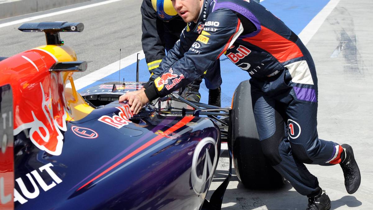 Nach seinen zuvor vier WM-Titeln läuft es 2014 nicht mehr rund. Mit Daniel Ricciardo als neuem Teamkollegen und seinem lahmenden Boliden kommt Vettel nicht zurecht und wird nur Fünfter in der WM-Wertung.