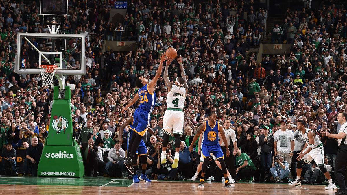 Die Boston Celtics haben die Golden State Warriors am Rande der Niederlage. Doch Shaun Livingston blockt den möglichen Gamewinner von Isaiah Thomas und die Warriors setzen sich nach zwei Verlängerungen durch