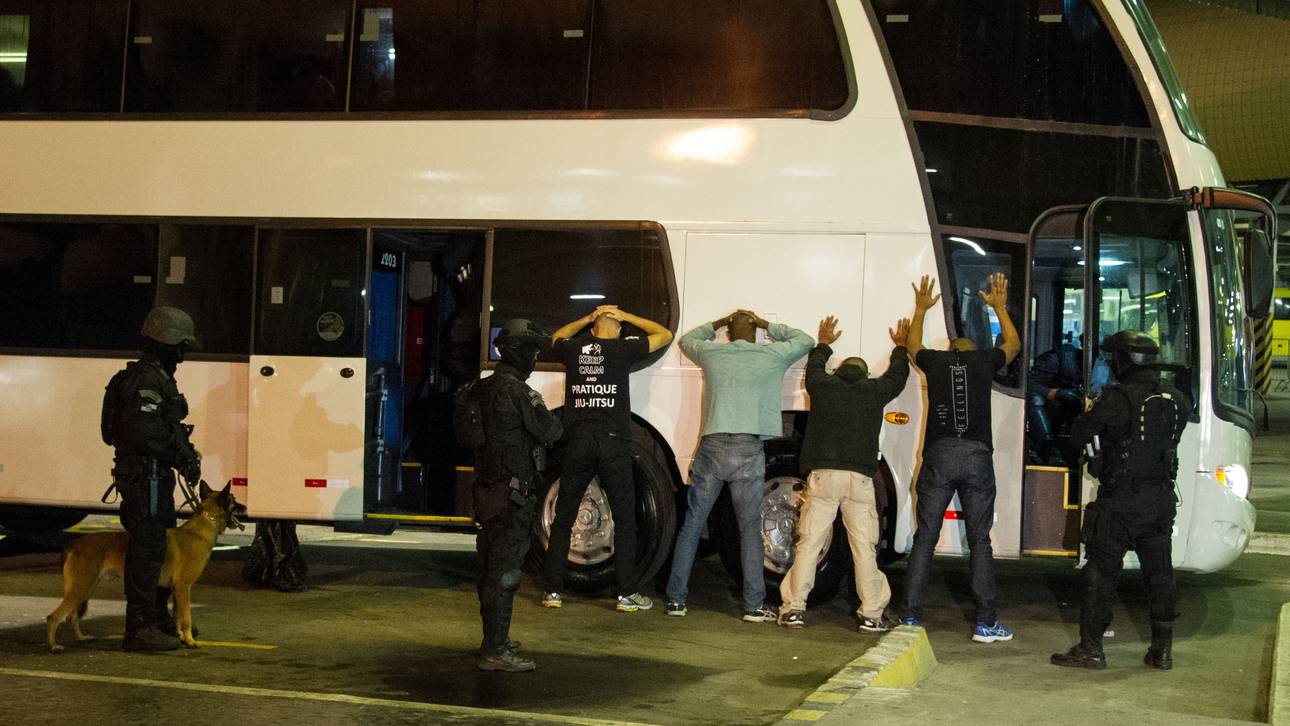 Hooligans gehen auf eigene Spieler los